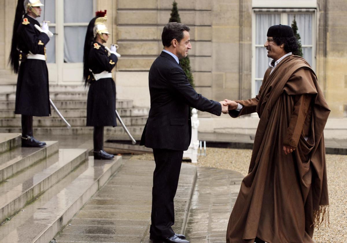 Nicolas Sarkozy recibe al dictador libio Muamar el-Gadafi en el Elíseo en 2007.