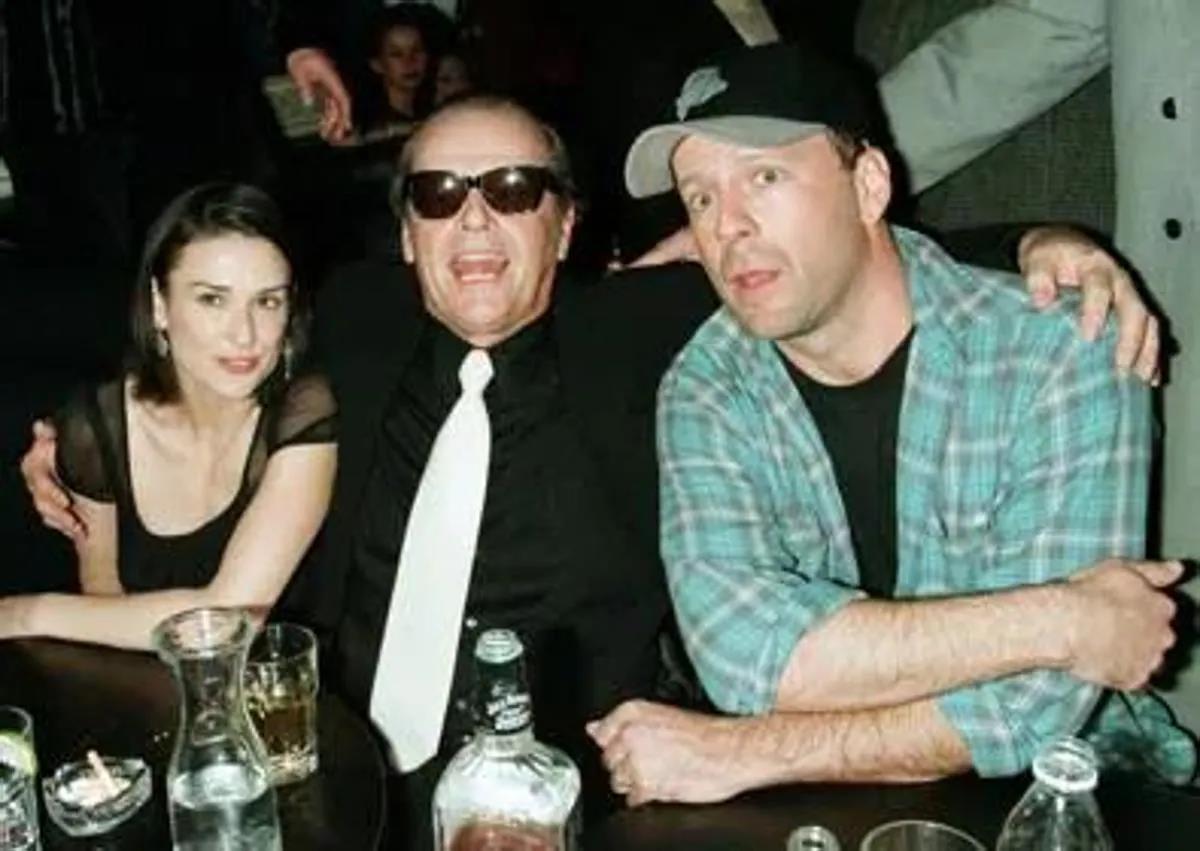 Imagen secundaria 1 - Demi Moore fotografiada esta noche en los Globos de Oro. La actriz, de juerga junto a segundo marido Bruce Willis y Jack Nicholson en 1998 y embarazada de su segunda hija en la icónica portada de 'Vanity Fair' en 1991