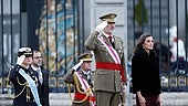 Los Reyes Felipe VI y Letizia, junto a la Princesa de Asturias, escuchan el himno nacional durante el acto castrense de la Pascua Militar.