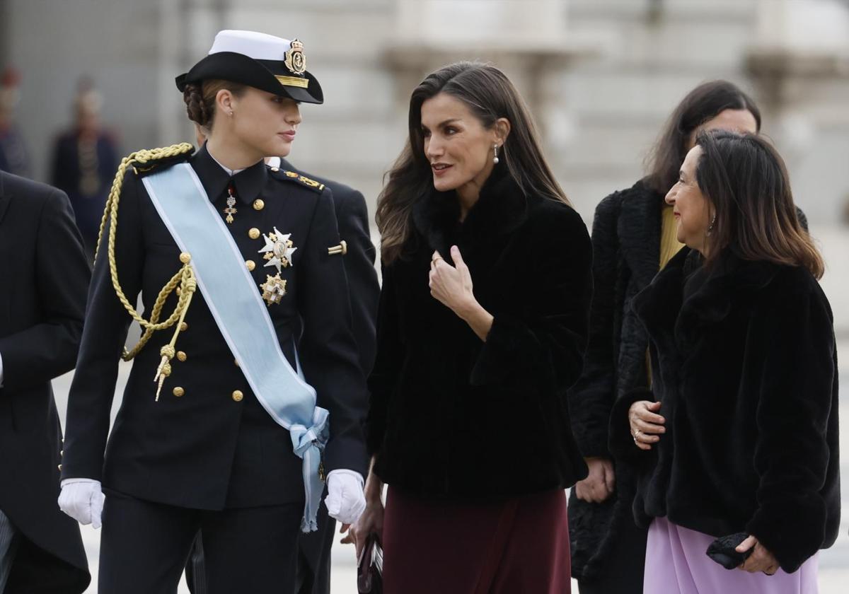 La princesa de Asturias, Leonor, la reina Letizia y la ministra de Defensa, Margarita Robles, antes del acto de la Pascua Militar