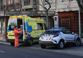 Actuación conjunta de la Policía Local y los servicios sanitarios.