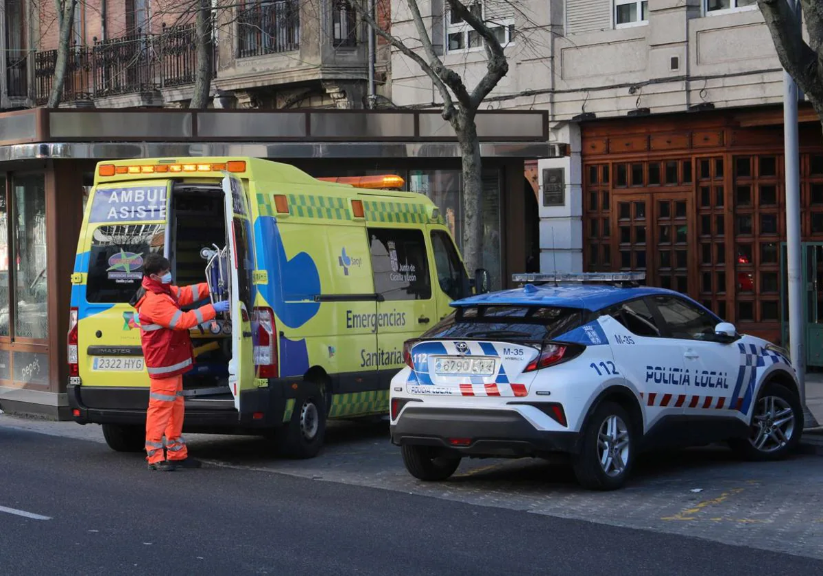 Actuación conjunta de la Policía Local y los servicios sanitarios.