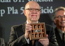 Jorge Fernández Díaz con su trofeo de ganador de Premio Nadal 2025