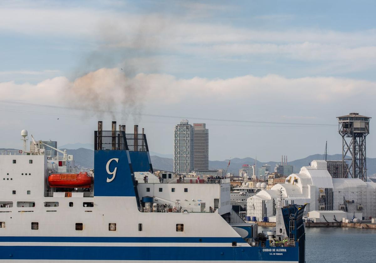 Un crucero atraca en Barcelona, ciudad que pidió la reducción del número de buques que recibía el puerto para mejorar sus datos de calidad del aire.