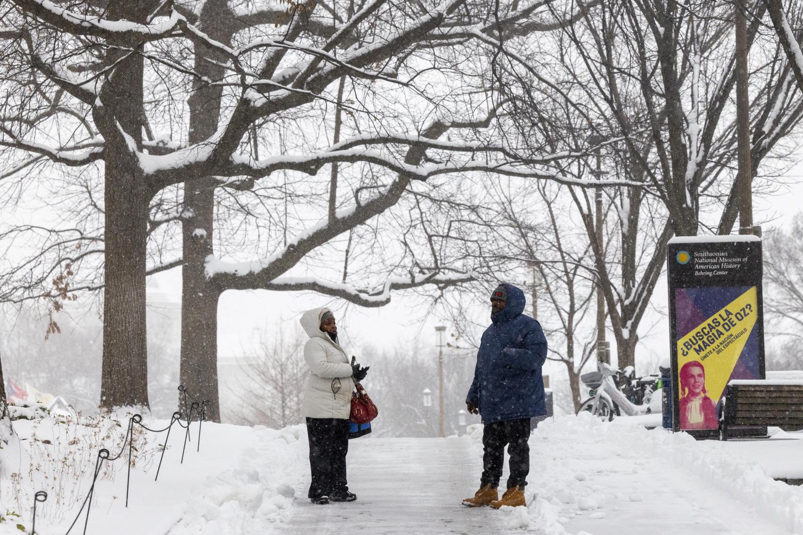 Una fuerte tormenta de nieve cubre de blanco a EE UU