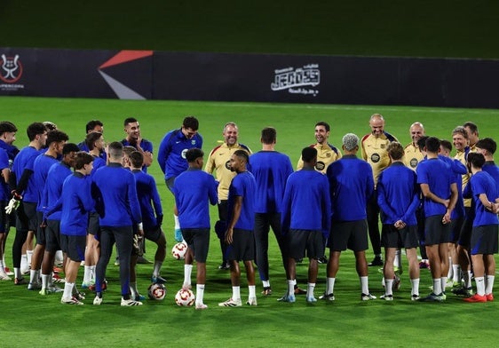 Hansi Flick, durante el entrenamiento del Barça previo al duelo de Supercopa ante el Athletic.