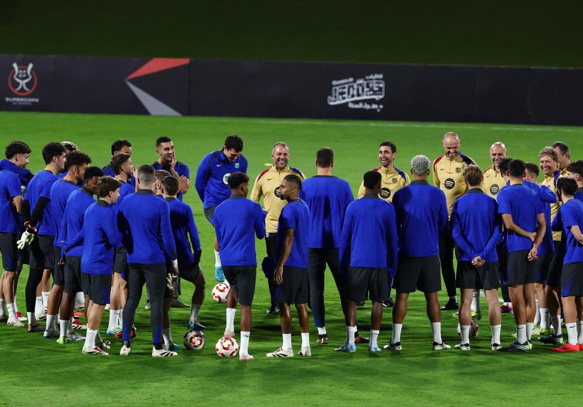 Hansi Flick, durante el entrenamiento del Barça previo al duelo de Supercopa ante el Athletic.