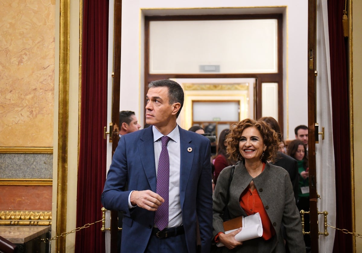 El presidente del Gobierno, Pedro Sánchez, y la vicepresidenta María Jesús Montero llegan el pasado 11 de diciembre al pleno del Congreso.