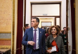 El presidente del Gobierno, Pedro Sánchez, y la vicepresidenta María Jesús Montero llegan el pasado 11 de diciembre al pleno del Congreso.