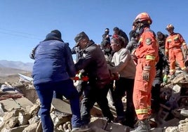 Los equipos de rescate atienden a las víctimas tras el terremoto en la ciudad de Shigatse, en la región autónoma del Tíbet.