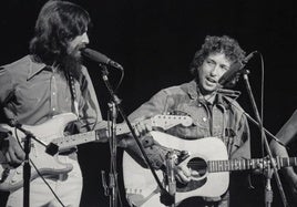 George Harrison y Bob Dylan, durante un concierto benéfico.