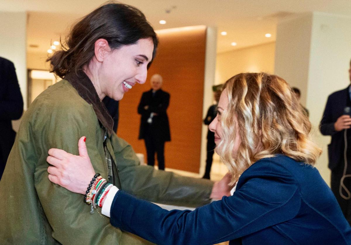 La primera ministra de Italia, Giorgia Meloni, da la bienvenida a la periodista Cecilia Sala a su llegada a Roma tras ser liberada por Irán.