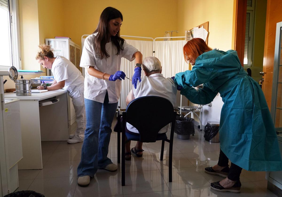 La vacuna contra la gripe reduce a la mitad el riesgo de muerte, aunque su efectividad varía por subtipos