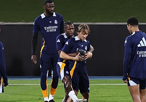 Vinicius sujeta a Modric durante el entrenamiento del Real Madrid previo al duelo con el Mallorca.