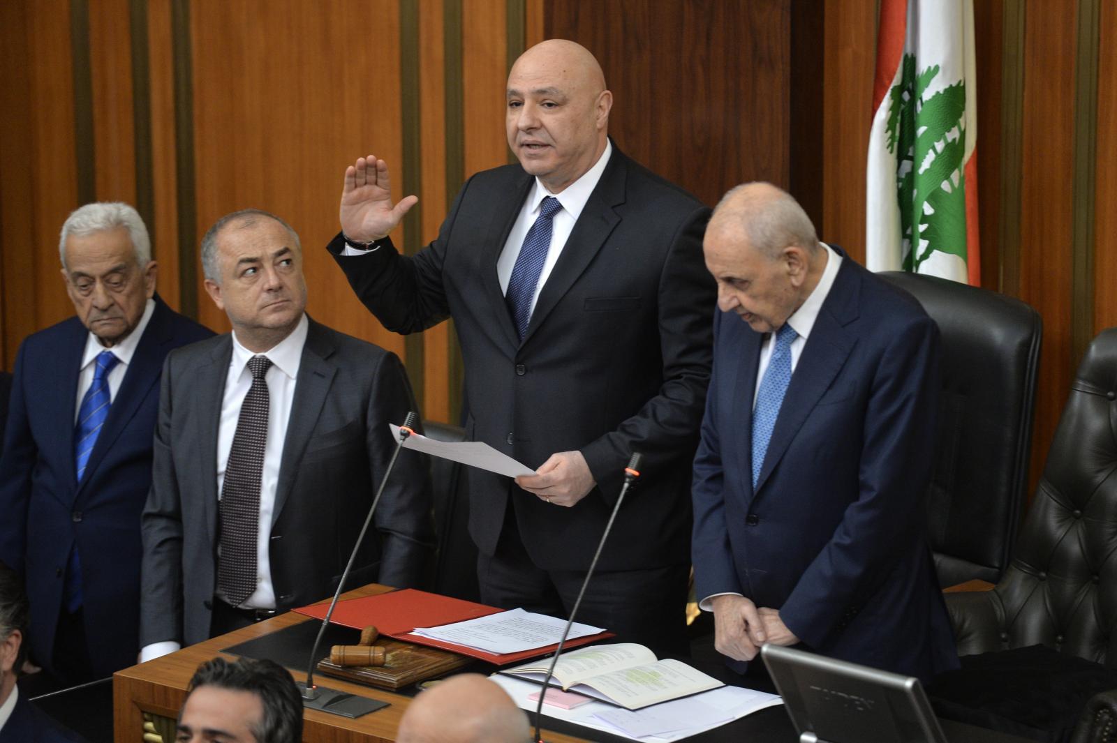 El nuevo presidente de Líbano promete una «nueva era» fuera del control de Hezbolá