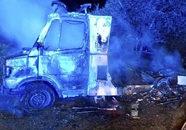 Hallan un cadáver en el interior de una caravana ardiendo en Cádiz