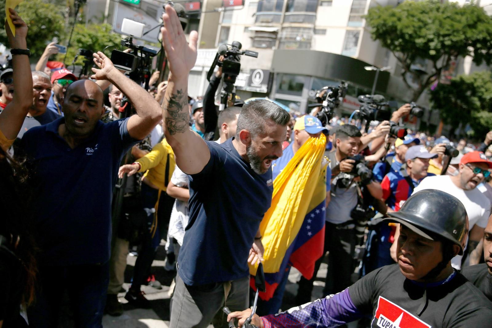 Fotografías: los opositores al chavismo se concentran en Caracas ante la presencia de las nuevas milicias civiles armadas