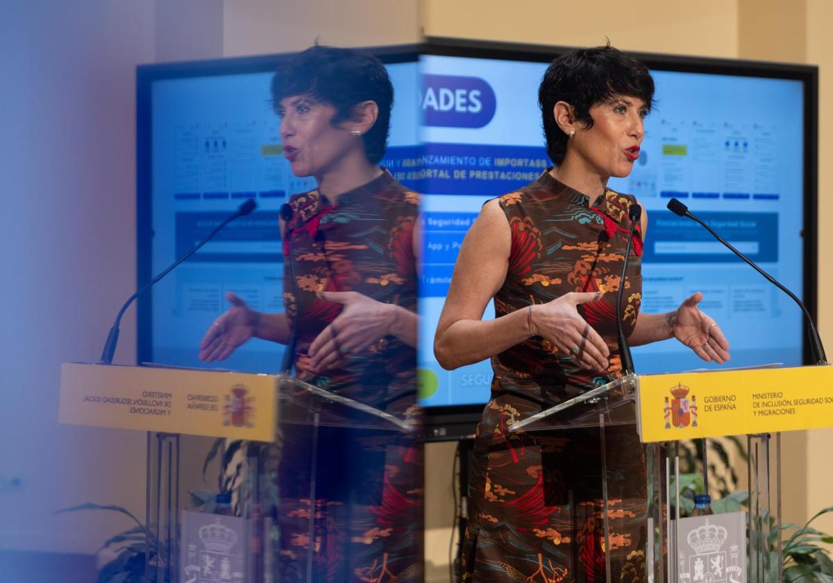 La ministra de Seguridad Social, Elma Saiz, durante la rueda de prensa.