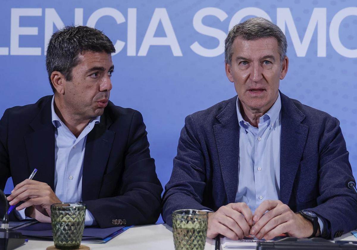 El presidente de la Generalitat Valenciana y del PP Valenciano, Carlos Mazón, y el presidente del Partido Popular, Alberto Núñez Feijóo, durante un encuentro de trabajo con alcaldes y cargos del PP de Valencia