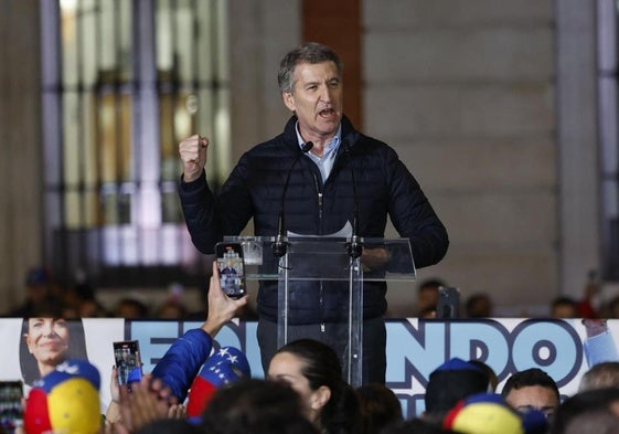 El presidente del PP, Alberto Núñéz Feijóo, interviene en la protesta contra Maduro en Madrid.