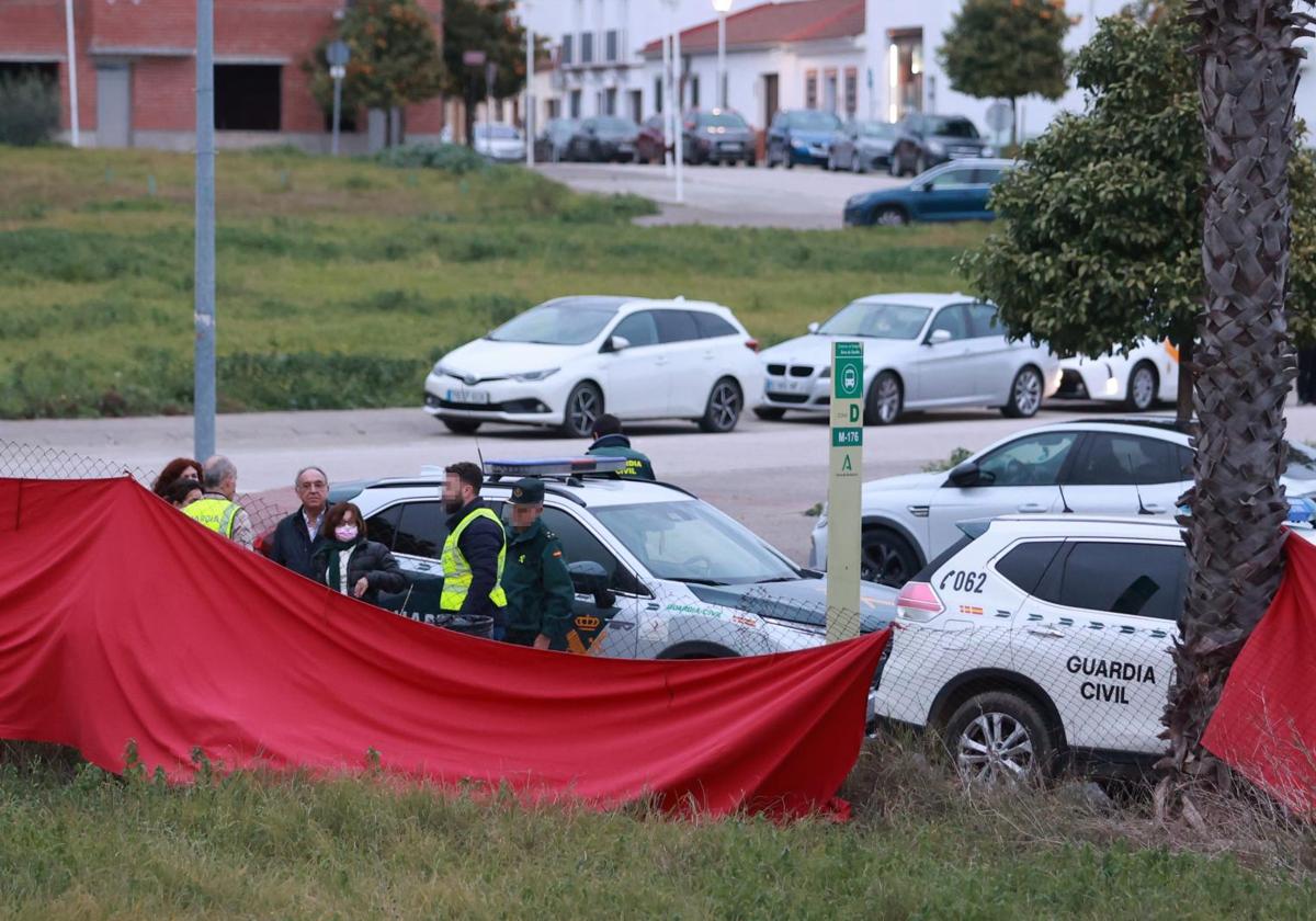 Los servicios funerarios y la Guardia Civil trabajan en el lugar donde se encontró el cadáver del menor.