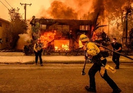 Los bomberos son incapaces de controlar el pavoroso incendio desatado por toda la ciudad.