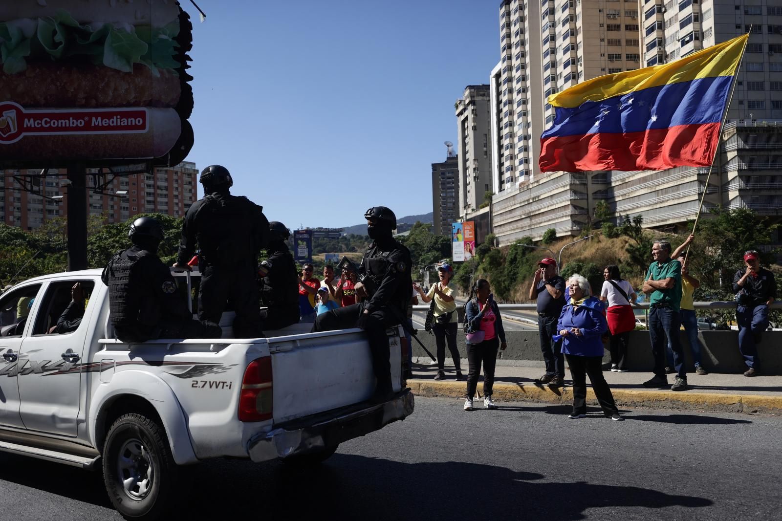 Fotografías: los opositores al chavismo se concentran en Caracas ante la presencia de las nuevas milicias civiles armadas