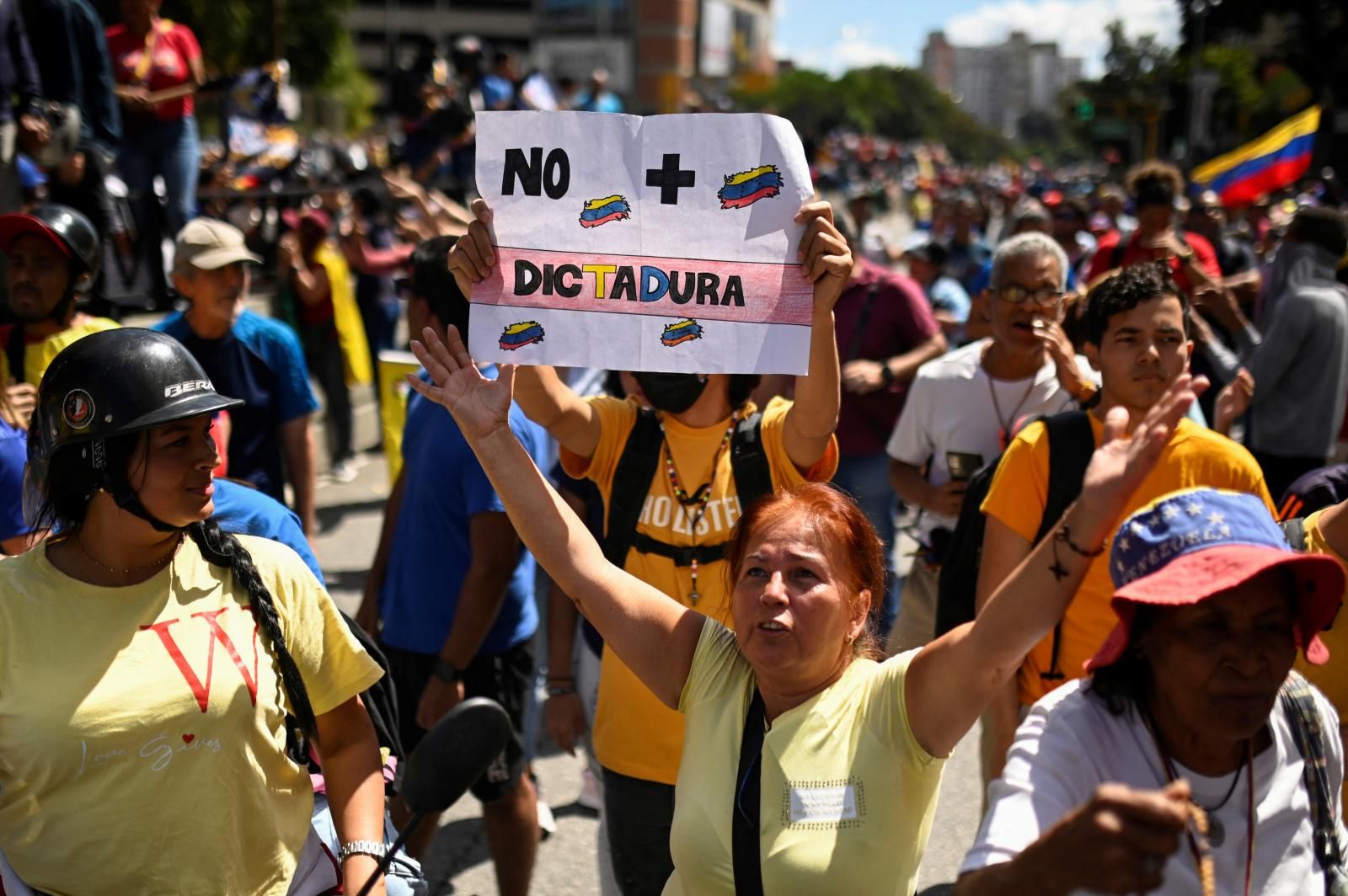 Fotografías: los opositores al chavismo se concentran en Caracas ante la presencia de las nuevas milicias civiles armadas