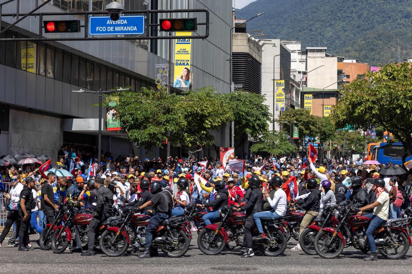 Fotografías: los opositores al chavismo se concentran en Caracas ante la presencia de las nuevas milicias civiles armadas