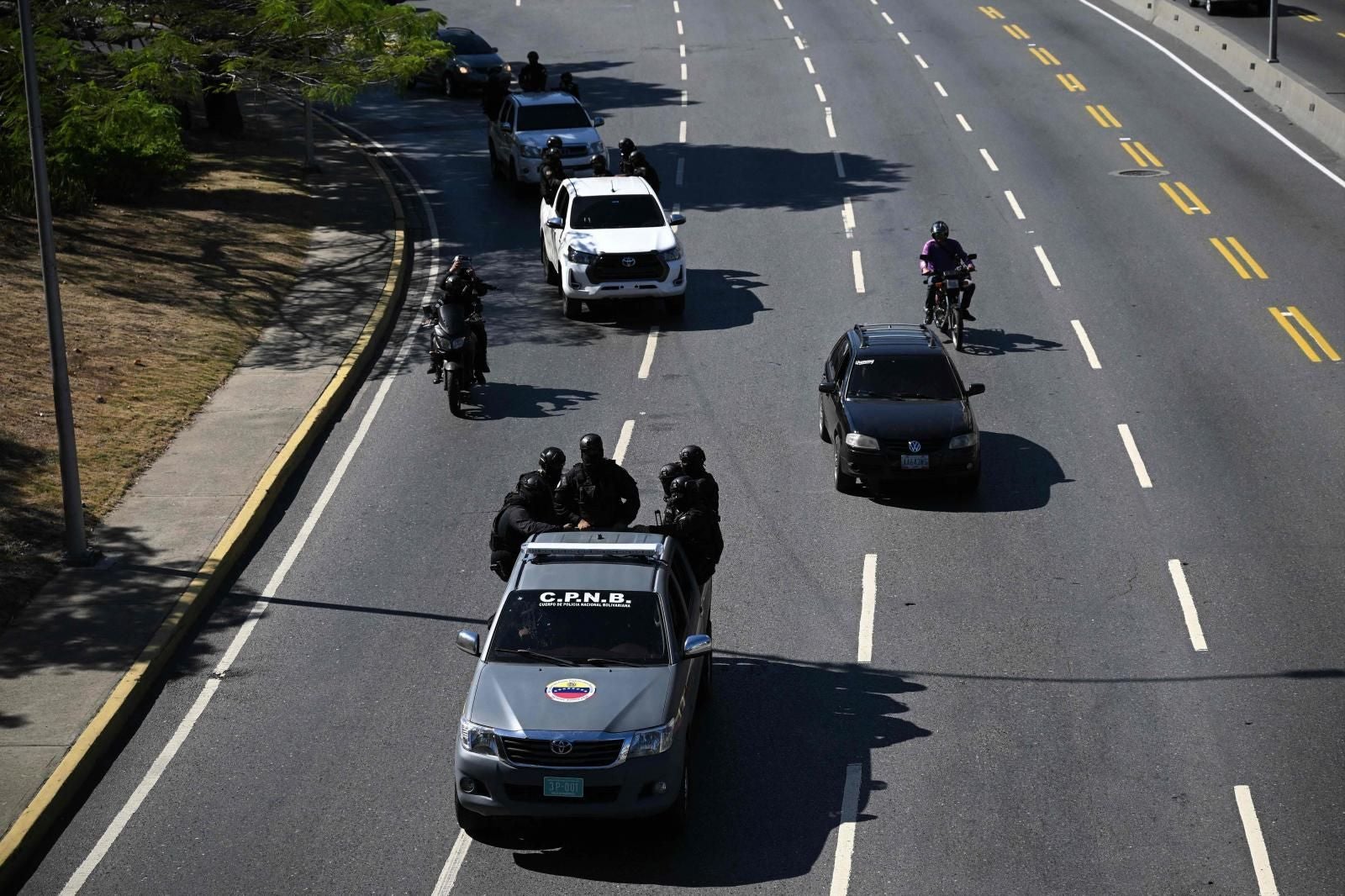 Fotografías: los opositores al chavismo se concentran en Caracas ante la presencia de las nuevas milicias civiles armadas