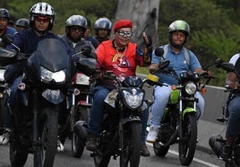 Motoristas chavistas respaldan con caravanas un controvertido tercer mandato de Maduro.