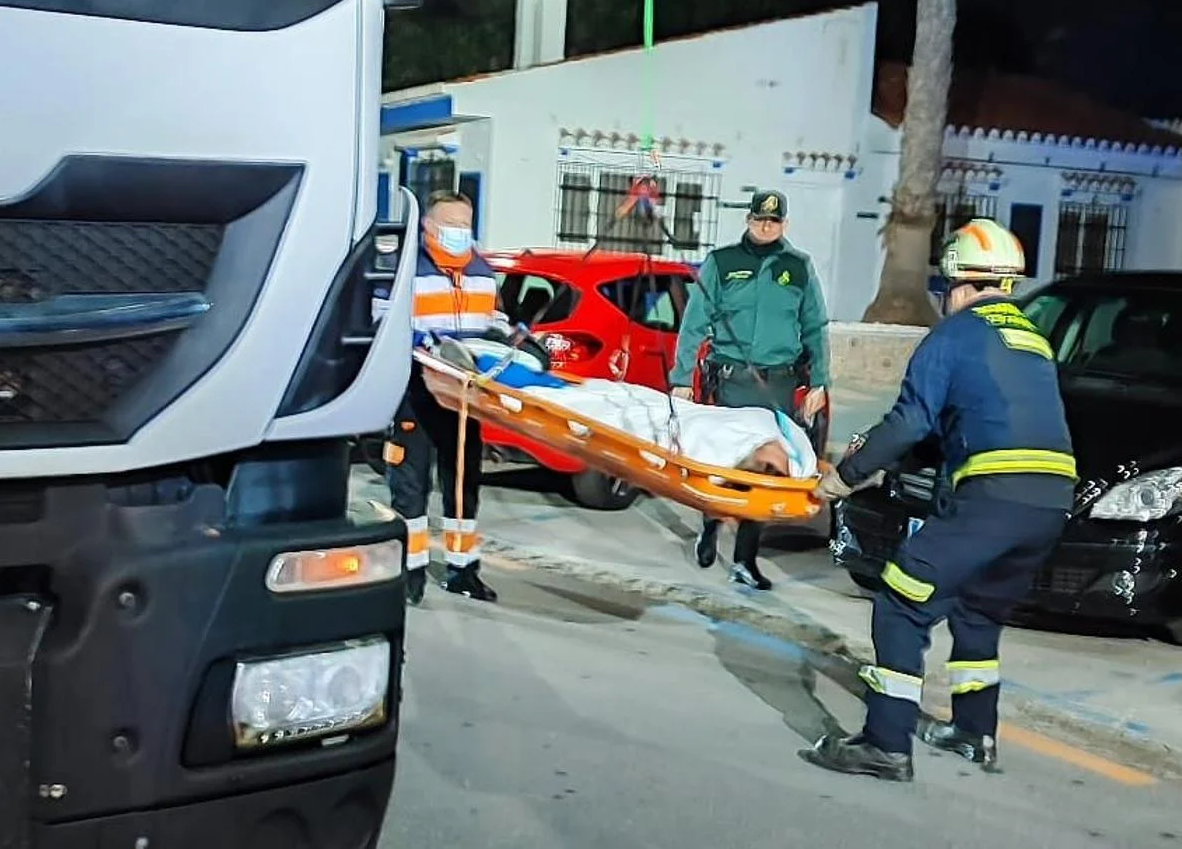 Imagen secundaria 1 - Se mete en un contenedor de una localidad de Granada y casi acaba triturado en el camión: «Vi su mano y paré la prensa»