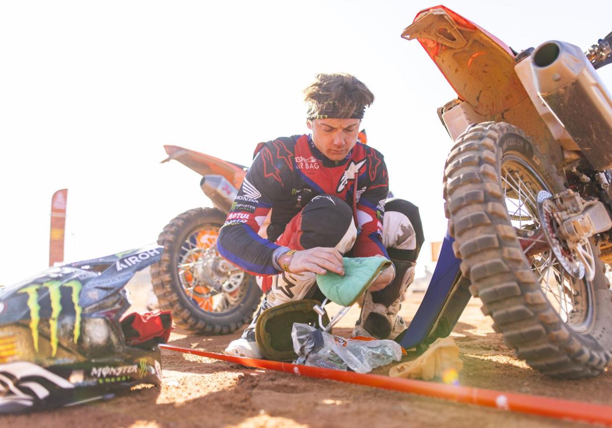 El valenciano Tosha Schareina pone a punto su motocicleta en el Dakar.