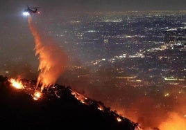 Una calle de Pacific Palisades arde durante el voraz incendio.