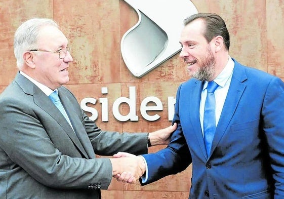 El presidente de Sidenor, José Antonio Jaianaga, saluda al ministro Óscar Puente en su visita a la siderúrgica vasca en diciembre.