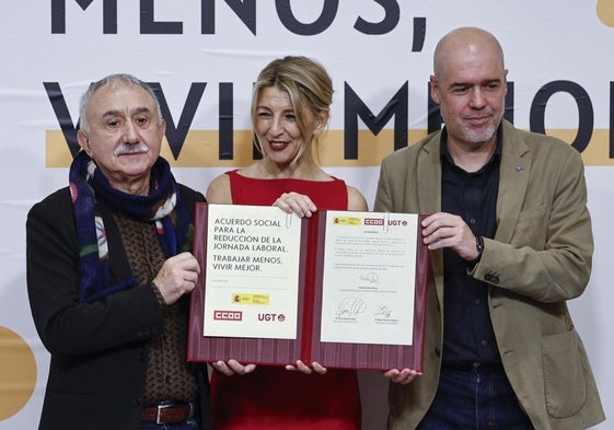 La vicepresidenta segunda, Yolanda Díaz, junto a los líderes de UGT (izq.) y CC OO.