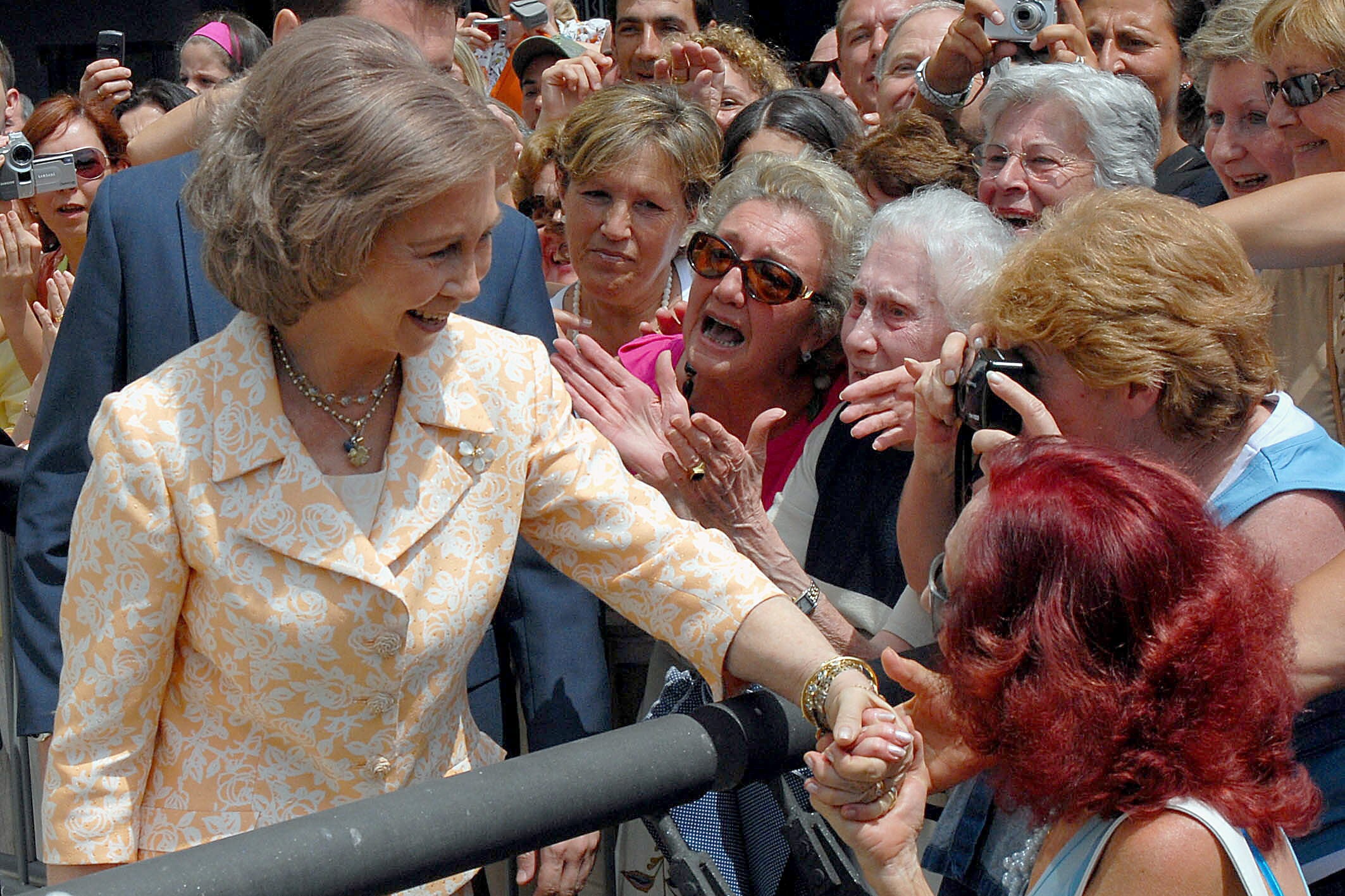 Doña Sofía saluda al público.