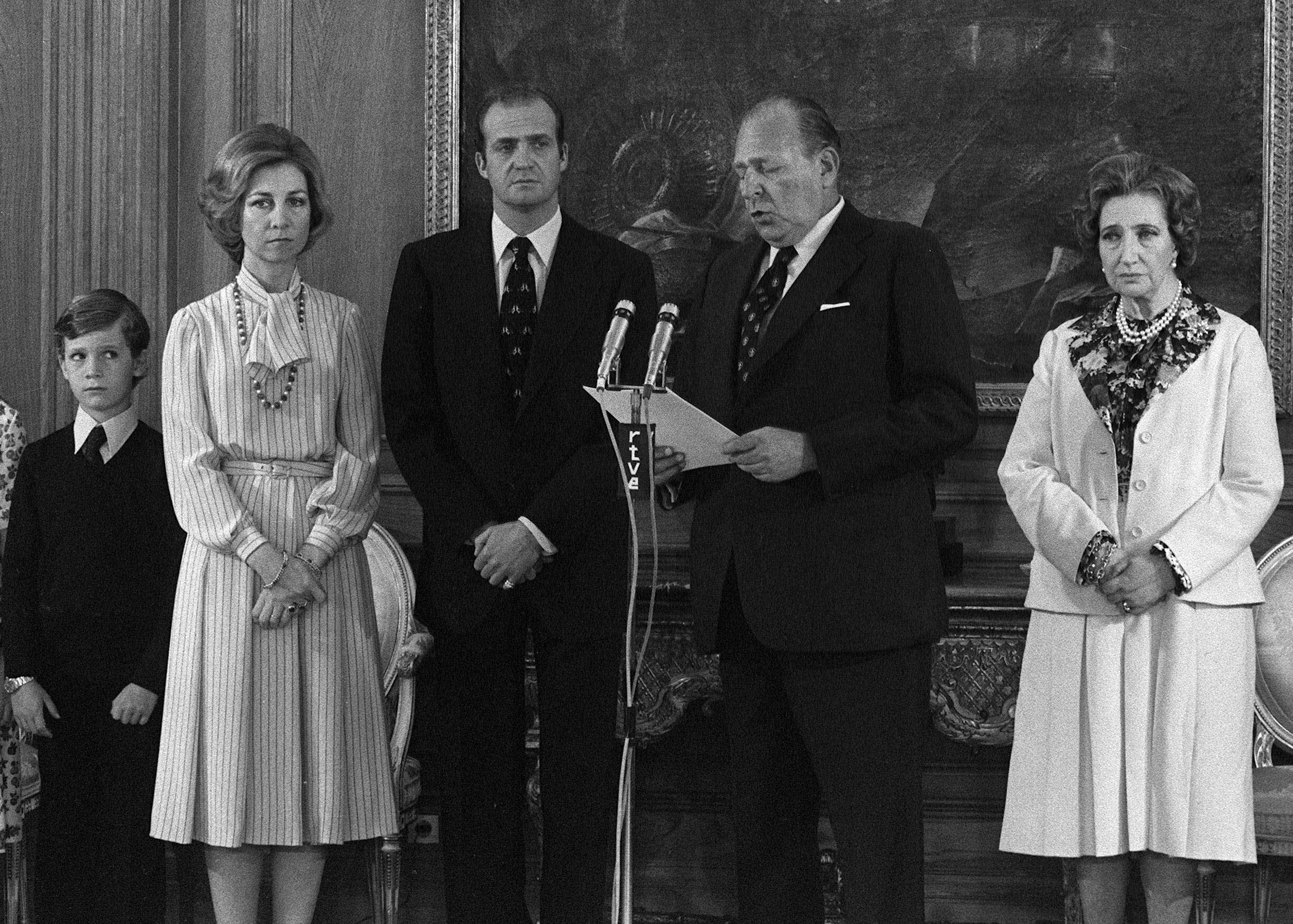 Fotografía de archivo tomada el 14 de mayo de 1977 de Felipe de Borbón, la reina SofÌa, Juan Carlos de Borbón y su madre, María de las Mercedes, durante el acto en el que el Conde de Barcelona cedía sus derechos dinásticos en favor de su hijo, el rey Juan Carlos I. 