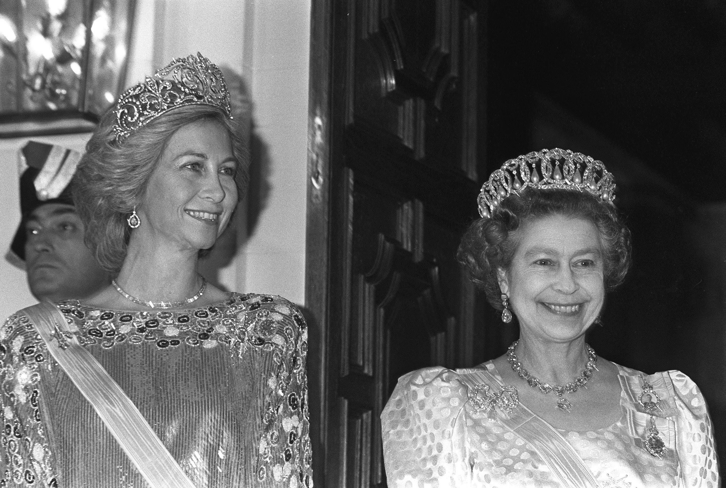 Doña Sofía junto a la reina Isabel II.