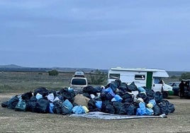 Imágenes de la basura en los terrenos del aeropuerto de Ciudad Real.