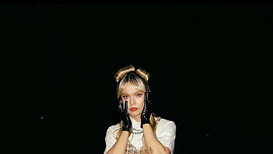 Iyah May, cantante pop y diva de los conspiranoicos