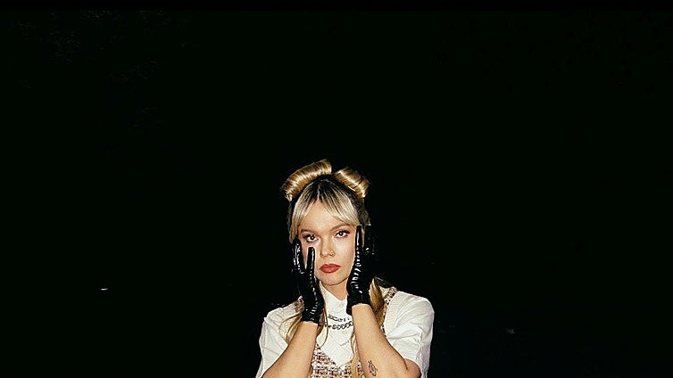 Iyah May, cantante pop y diva de los conspiranoicos