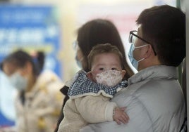 Pacientes a la espera de ser atendidos en un hospital chino.