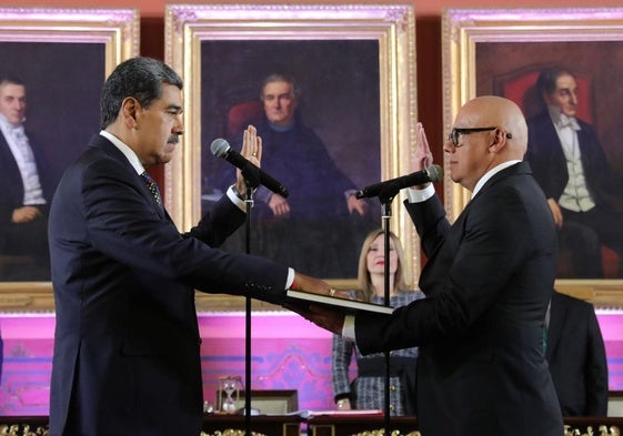 El presidente jura sobre la Constitución en presencia del líder del Parlamento, Jorge Rodríguez.