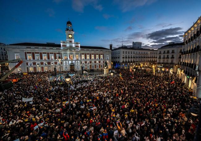 La multitud congregada en la Puerta del Sol en contra del régimen de Nicolás Maduro.