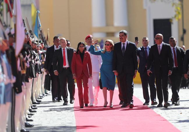 Nicolás Maduro, su mujer, Cilia Flores, la vicepresidenta Delcy Rodríguez y otros ministros y cargos de su gabinete se dirigen a la sede de la Asamblea Nacional para la juramentación.