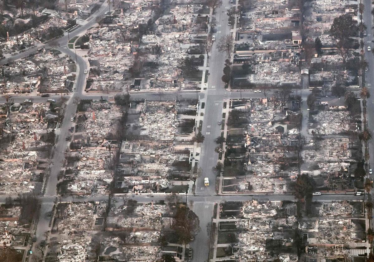 Imagen principal - Arriba, la vista aérea de Pacific Palisades, totalmente reducido a escombros. En el medio, un residente observa desde la acera las llamas que devoran las montañas, y abajo, una vivienda destruida al lado de la playa. 