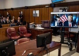 Trump y su abogado, durante la videoconferencia, en un monitor frente al fiscal del caso.