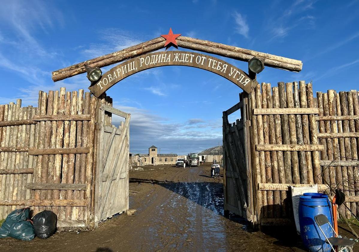 Imagen principal - 'La tregua' reproduce con todo detalle un gulag de Kazajistán en el aeródromo de Dima.