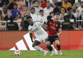 Vinicius y Maffeo, durante un lance del duelo entre el Real Madrid y Mallorca.